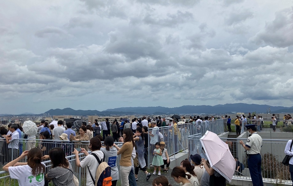 約300名の皆様が雄姿を見物! ブルーインパルス展示飛行