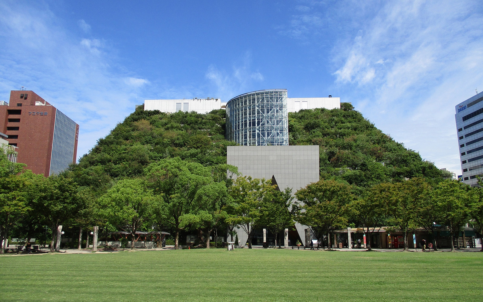 【掲載のお知らせ】産経新聞 『繁華街のど真ん中、聳える「山」が育む森』